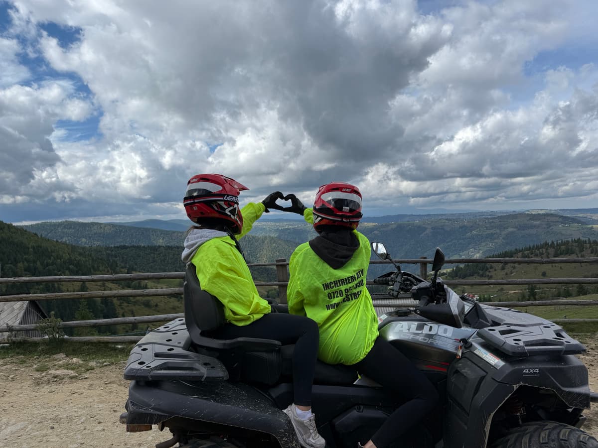 Grup Nestree Ride în traseu montan